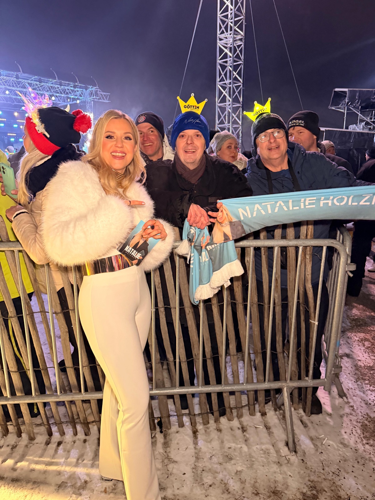 Natalie mit Fans am Bühnenrand, Fans mit Kronen und Natalie-Holzner-Schal