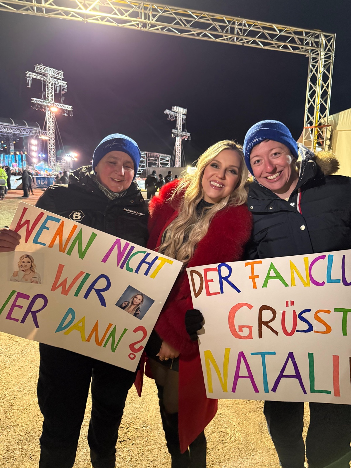 Natalie mit zwei Fans und Schildern "Wenn nicht wir, wer dann"